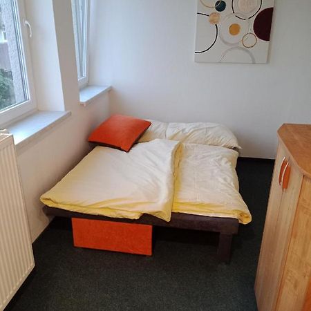 Apartman Obecni Hostinec Provodov (Hradec Kralove) Экстерьер фото
