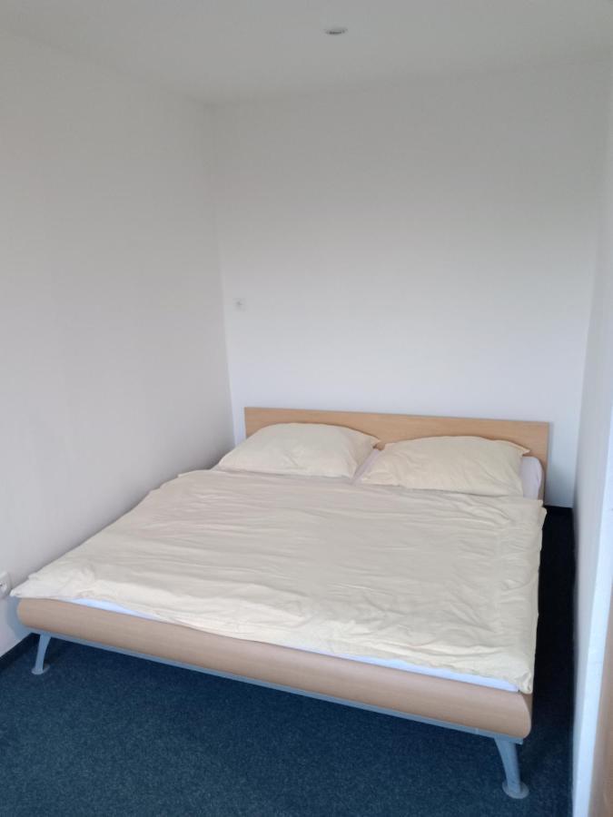Apartman Obecni Hostinec Provodov (Hradec Kralove) Экстерьер фото
